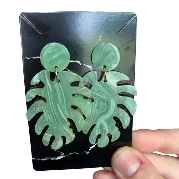 Jewelry - ✨BOUTIQUE✨ Green Earrings